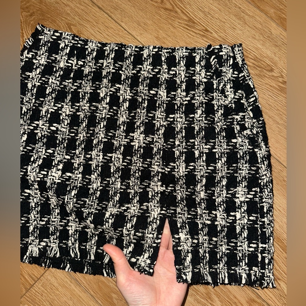 Chic Black and White Tweed Skirt H&M size 2